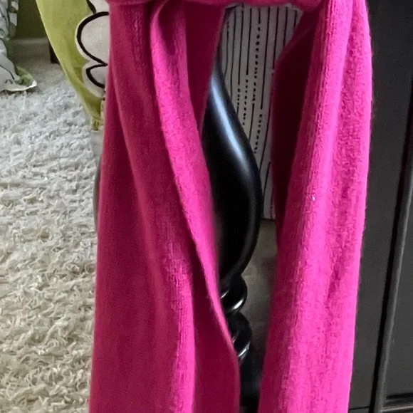 Dark Pink scarf with fringes - Picture 3 of 3